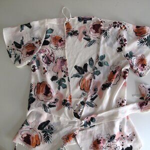 BLOUSE  beautiful ONE CLOTHING Floral wrap style  Size XS Loose sleeve ❤️